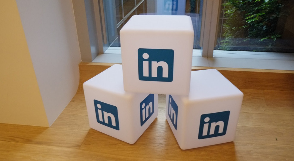 Firma zobowiązała się także do priorytetowego zatrudniania spośród osób poddanych redukcjom w razie utworzenia nowych stanowisk (fot. chan mina/Pixabay) LinkedIn zlikwiduje 960 stanowisk w związku z pandemią