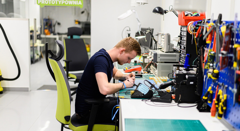 Stażyści budują magazyn energii z ogniw z odzysku. (fot. Green Cell) Program stażowy w Green Cell. Młodzi rzuceni na głęboką wodę