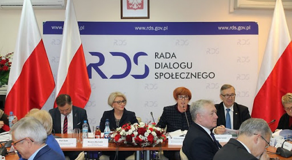 Propozycja konkretnych przepisów legislacyjnych w tej sprawie ma być przygotowana przez MRPiPS (fot.arch./dialog.gov.pl) Poprawki dialogu społecznego z lustracją w tle