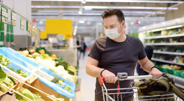 Związkowcy liczą na szybkie przeprowadzenie nowelizacji ustawy covidowej. (Fot. Shutterstock) Przez covidową dziurę w przepisach ludzie muszą pracować w niedzielę