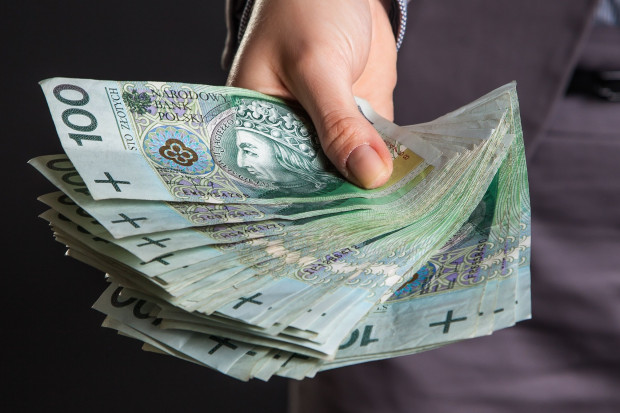 Santander: Mniejszy spadek dynamiki płac wynikiem braku obniżek w sektorze publicznym