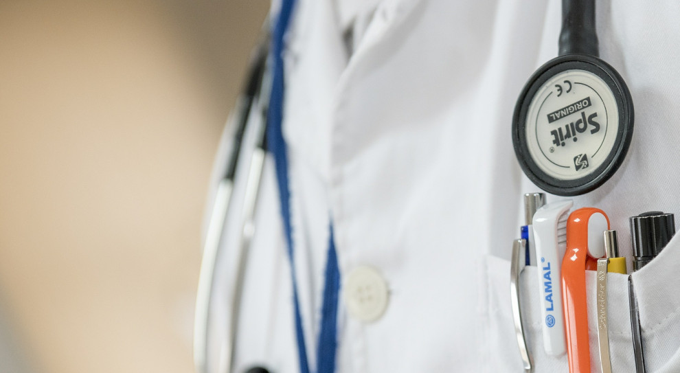 W czasie, kiedy pracownik jest nieobecny w pracy, a powód ten jest usprawiedliwiony, pracodawca nie może złożyć mu oświadczenia woli o wypowiedzeniu umowy o pracę. (Fot. Darko Stojanovic z Pixabay) Pracownicy na nieuchwytnych L4. Tak chronią się przed zwolnieniem z pracy