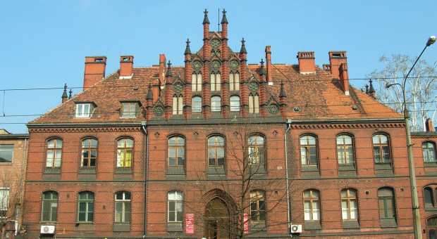 Uniwersytet Medyczny (fot. wikipedia.org/Robert Niedźwiedzki) Uniwersytet Medyczny: Stomatologia oblegana. 24 chętnych na jedno miejsce