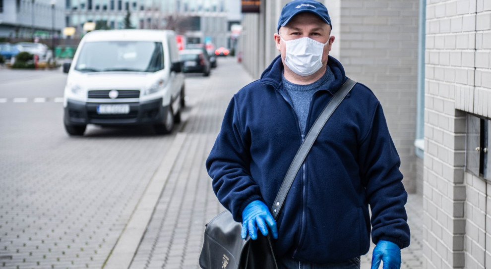 Do tej pory pocztowcy otrzymali milion maseczek wielokrotnego użytku, ponad 600 tys. maseczek jednorazowych oraz ponad 80 tys. przyłbic plastikowych (fot. poczta-polska.pl) Poczta Polska: Kolejne maseczki dla listonoszy i kurierów