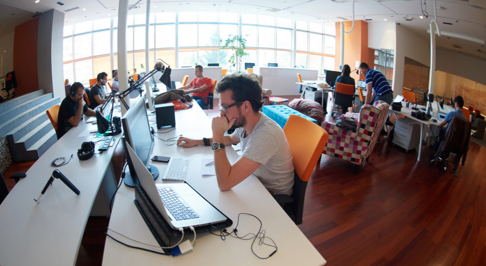 Z badania Grafton Recruitment wynika, że 26 proc. firm wróciło już do pracy w pełnym wymiarze (Fot. Shutterstock) Czas na powrót do biur. Pracownicy tylko co dziesiątej firmy zostaną w domu