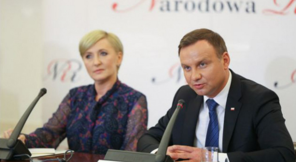 Prosiłbym, żeby podchodzić do tego z rozsądkiem, nie lekceważyć, ale jednocześnie racjonalnie i spokojnie, żeby nie popadać w przesadę, w panikę" - dodał prezydent. (fot.twitter.com/prezydentpl) Ogniska koronawirusa głównie w zakładach pracy i na weselach. Prezydent prosi o rozwagę