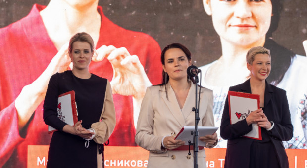 Swiatłana Cichanouska - w środku. (Fot. Shutterstock.com) Szef "Solidarności" spotka się ze Swiatłaną Cichanouską