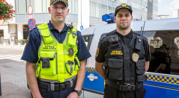 Praca w straży miejskiej: Na początek wynagrodzenie w wysokości 2,695 tys. zł brutto (fot. strazmiejska.katowice.pl) Straż miejska na Śląsku szuka pracowników