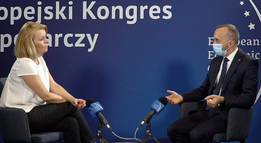 Z danych ABSL wynika, że coraz więcej firm chce na stałe pracować zdalnie. (fot. PTWP) Efekty czasu pandemii. Pierwsze tygodnie to bóle pleców, ostatnie - stany lękowe
