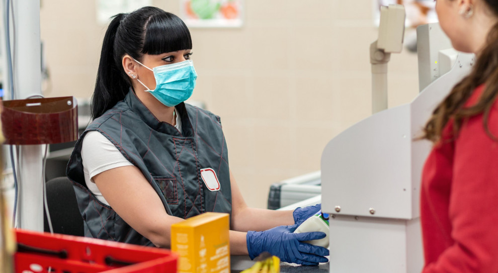 Sąd w związku z niejasnymi przepisami dotyczącymi noszenia maseczek i wątpliwościami w tej sprawie uniewinnił obwinioną kasjerkę (fot. shutterstock) Kasjerka nie obsłużyła klientki bez maseczki. Sąd ją uniewinnił
