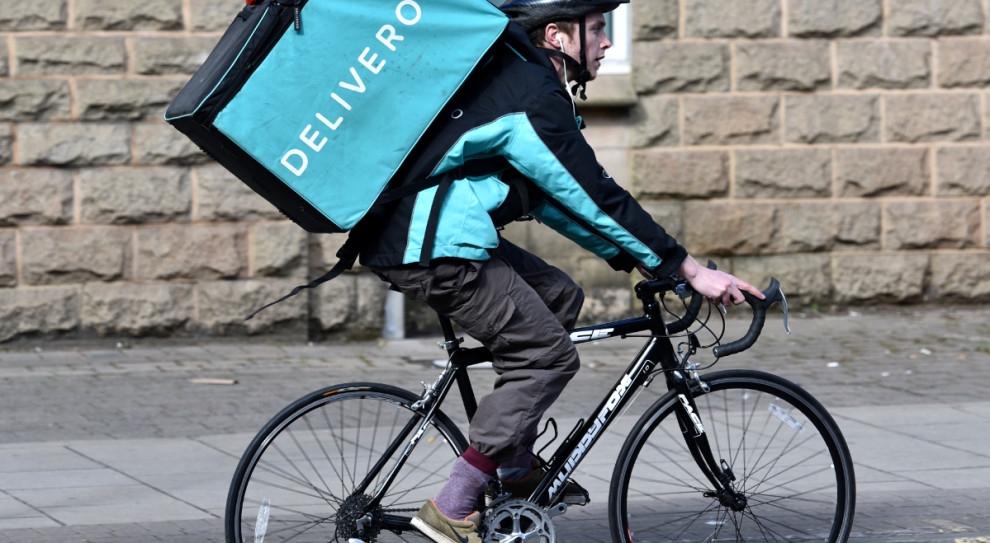 Deliveroo zatrudnia obecnie zespoły pracujące zdalnie z Nowego Jorku i Edynburga. (Fot. shutterstock) Deliveroo poszukuje inżynierów oprogramowania. Oferuje w pełni zdalną pracę