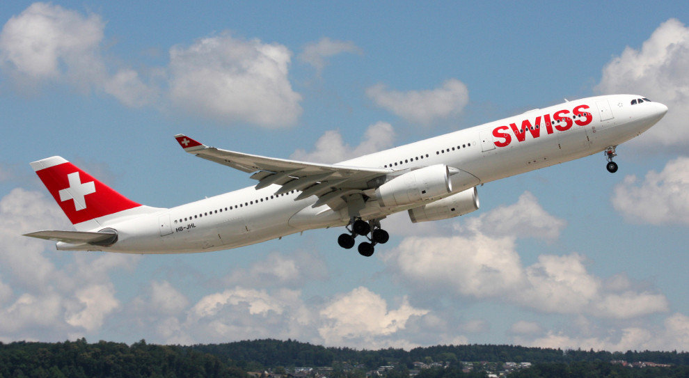 By przetrwać koronawirusowy kryzys, linie Swiss zdecydowały o zredukowaniu zarówno swojej floty samolotów, jak i zatrudnienia (fot. Martin Oertle/Wikipedia/CC BY 2.0) Swiss zmniejszy zatrudnienie o 1000 osób