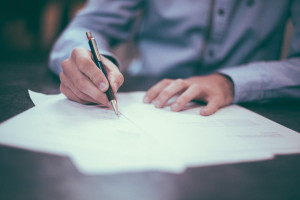 Firmy mogą uciekać od umów o pracę. "Najbardziej absurdalna" zmiana w przepisach
