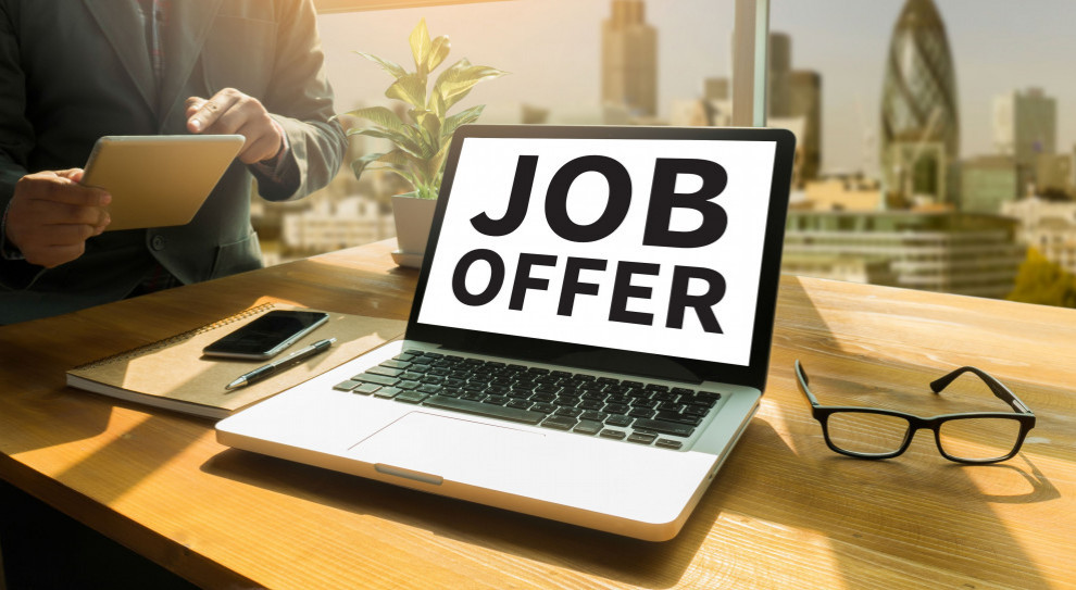 W urzędach pracy przybywa ofert zatrudnienia (Fot. Shutterstock) Pracodawcy zgłaszają do urzędów pracy coraz więcej ofert pracy