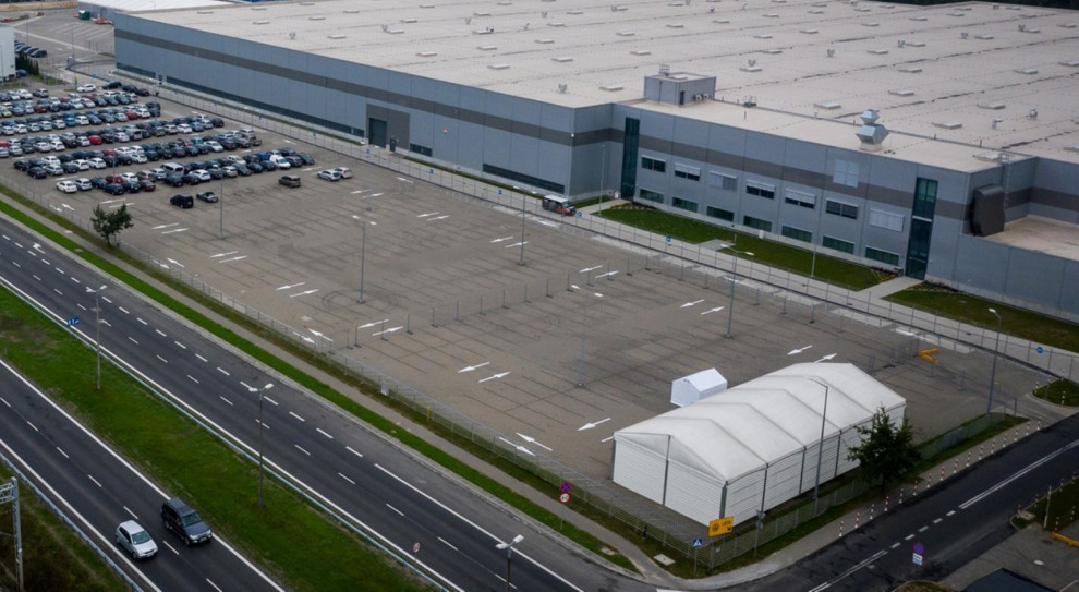 Każdy pracownik Volkswagen Poznań może dobrowolnie i bezpłatnie wykonać test na obecność koronawirusa na zakładowym parkingu (fot. facebook.com/VolkswagenPoznan) Volkswagen Poznań uruchomił dodatkowe punkty wymazów dla pracowników