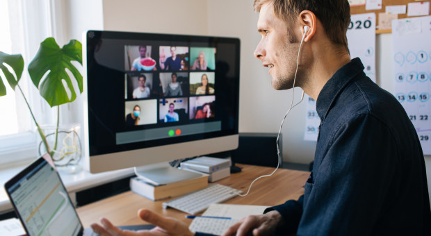 Home office nie sprzyja cyberbezpieczeństwu. (Fot. shutterstock) W czasie pandemii pracownicy groźni, jak nigdy wcześniej. Firmy muszą uważać