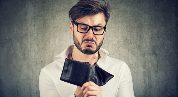 Pracownicy są proszeni o pozostanie w domu (fot. shutterstock) Kwarantanna bez pensji
