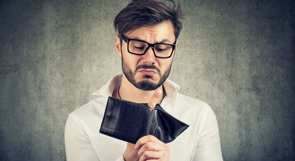 Pracownicy są proszeni o pozostanie w domu (fot. shutterstock) Kwarantanna bez pensji