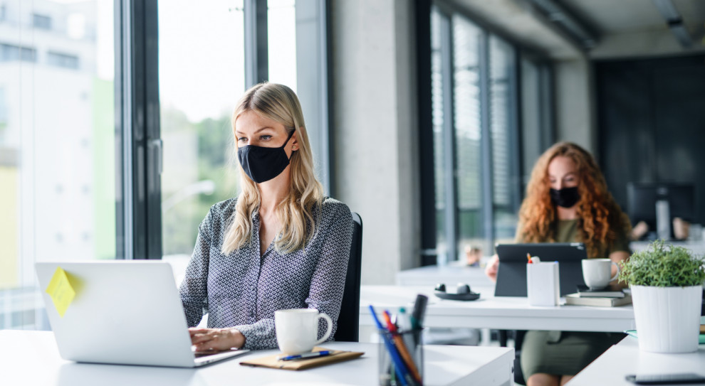 Zdaniem związku przy pierwszej fali epidemii okazało się, że rząd nie potrafił precyzyjnie określić adresatów wsparcia (Fot. shutterstock) Minimalny dochód gwarantowany i refundacja maseczek przez państwo. Związek apeluje do rządu