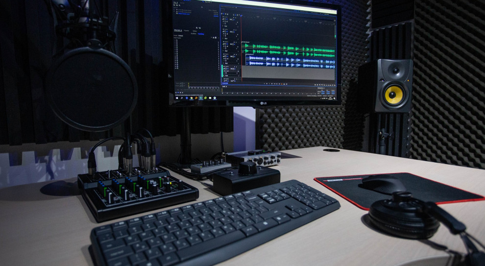 Zdalnie pracuje redakcja internetowa, archiwum, a nawet część administracyjna Radia Olsztyn (fot. pixabay) Radio przeszło na pracę zdalną. Dziennikarze mają studia w domu
