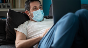 Po minionym weekendzie blisko 300 tys. osób przebywa na kwarantannie (fot. shutterstock) Rząd chce wprowadzić możliwość pracy zdalnej na kwarantannie