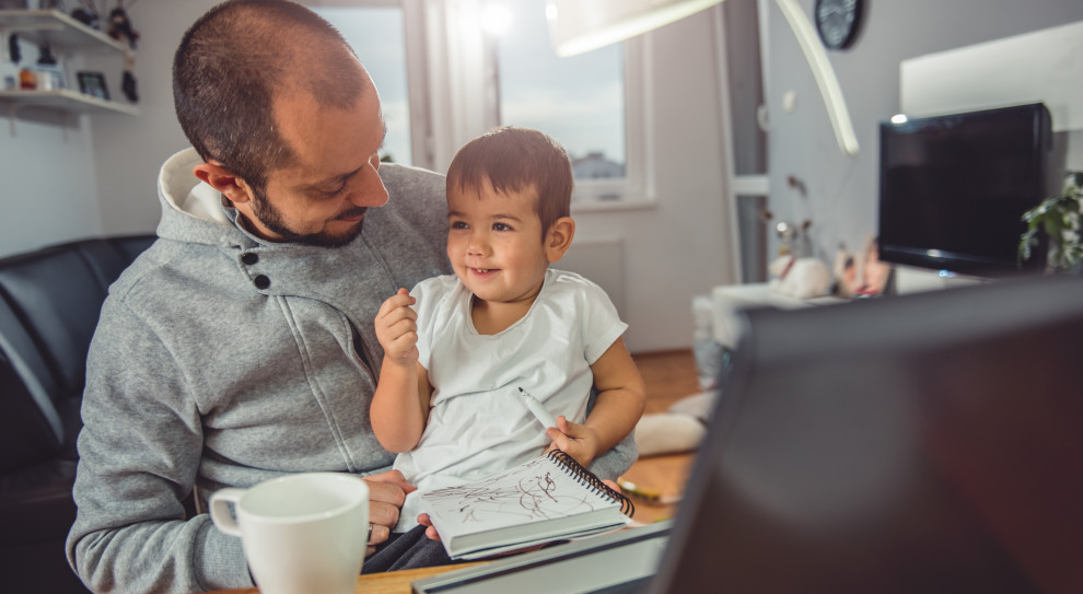 Wszyscy rodzice dzieci do 8. roku życia otrzymali uprawnienia do dodatkowego zasiłku w przypadku zamknięcia szkoły (Fot. Shutterstock.com) Wszyscy rodzice dzieci do 8 lat otrzymali prawo do dodatkowego zasiłku