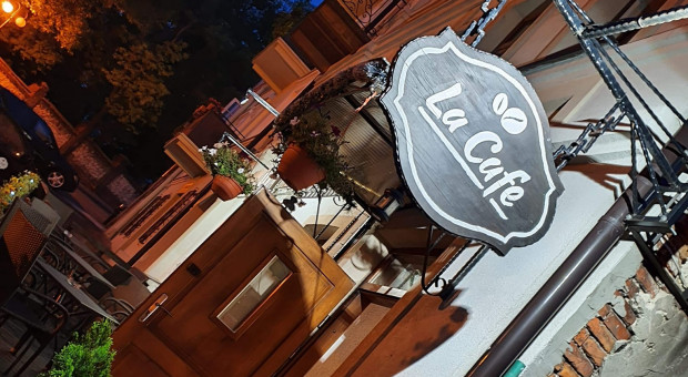 Właściciel restauracji przesunął w czasie otwarcie lokalu. (fot. La Cafe - Chełm) Wszyscy klienci pracownikami. Tak kawiarnia planuje obejść zakaz