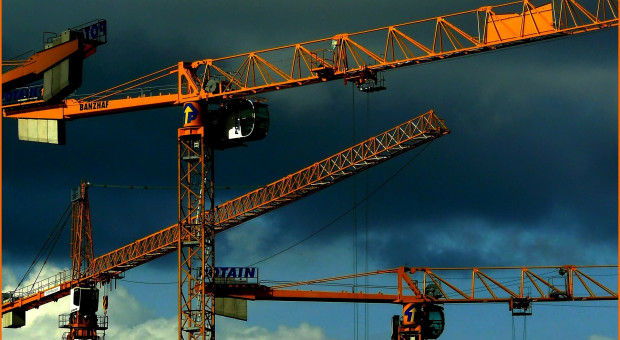 Czas pracy operatorów żurawi został uregulowany w 2018 roku. Związki alarmują, że zmiana ma miejsce wyłącznie na papieże. (Fot. Pixabay) Budimex odpowiada związkom: popieramy i respektujemy ograniczenia w czasie pracy operatorów