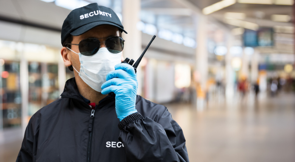 Sektor security nie wygląda dziś, tak jak jeszcze kilka miesięcy temu. (Fot. shutterstock) Pandemia zmieniła system pracy ochroniarzy. Nie mienie, a zdrowie głównym celem