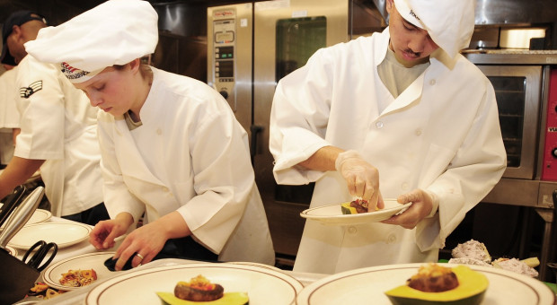 Pracownicy gastronomii i hotelarstwa mogą zostać bez wypłat - alarmuje Stowarzyszenia STOP Nieuczciwym Pracodawcom