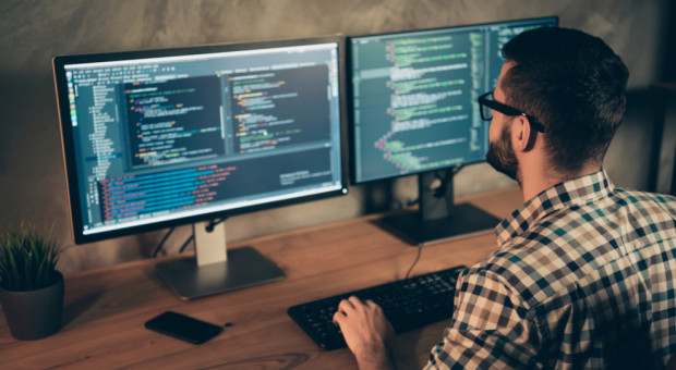 Geek mieszkający z rodzicami i grający w gry - to utarty stereotyp programisty, z którym ciężko wygrać (Fot. Shutterstock) Mit obalony. Jacy naprawdę są programiści?