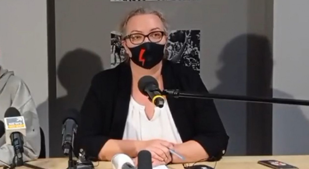 Inspektor pracy ma prawo do przeprowadzania kontroli bez uprzedzenia o każdej porze dnia i nocy oraz kontroli legalności zatrudnienia (Fot. Facebook/Ogólnopolski Strajk Kobiet) Trudne pytania do liderki strajku kobiet. Chodzi o inspekcję pracy