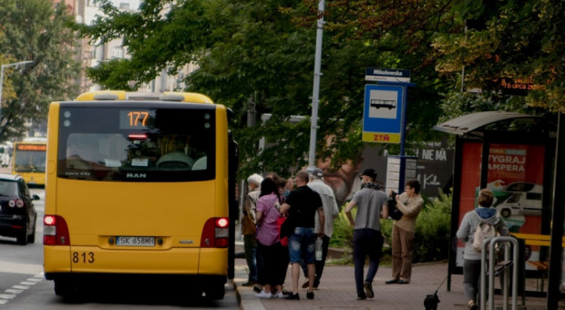 ZTM świadczy usługi w 56 gminach i zapewnia przejazdy na ok. 450 liniach autobusowych, tramwajowych i trolejbusowych (Fot. metropoliaztm.pl) Jest praca dla 50 osób. Szukają kontrolerów biletów