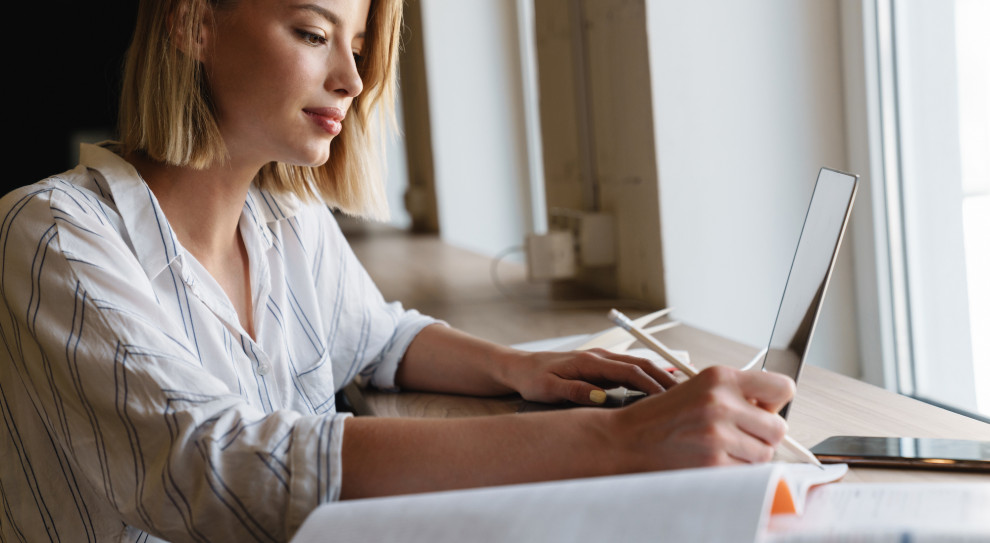 Według ekonomistów Deutsche Banku praca zdalna to przywilej, za który pracownicy powinni płacić (Fot. Shutterstock) Podatek od pracy zdalnej? To propozycja ekonomistów Deutsche Banku