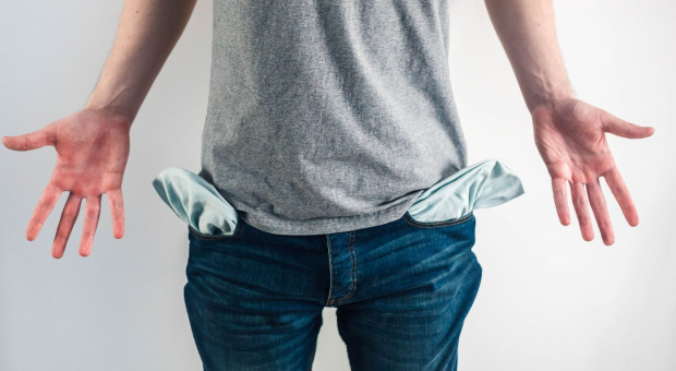 Najczęstszy powód niepłacenia to zbyt małe dochody (fot. shutterstock) Ponad 1/3 Polaków nie radzi sobie ze spłatą długów