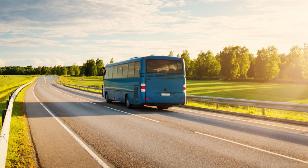 Bez pomocy polskich przewoźników czeka utrata miejsc pracy, zapaść sektora i brak perspektyw na jego szybką odbudowę (fot. shutterstock) Przewoźnicy autokarowi apelują o dopłaty do pensji i umorzenie pomocy z PFR