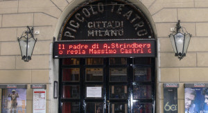 Aktorzy, krawcy, pracownicy pionu technicznego teatrów protestują przed Piccolo Teatro w Mediolanie (fot. wikipedia.org/Andreas Praefcke) Włochy: Pracownicy branży teatralnej protestują czytając utwory Brechta