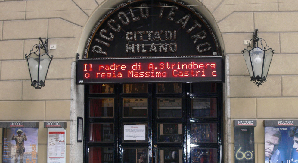 Aktorzy, krawcy, pracownicy pionu technicznego teatrów protestują przed Piccolo Teatro w Mediolanie (fot. wikipedia.org/Andreas Praefcke) Włochy: Pracownicy branży teatralnej protestują czytając utwory Brechta