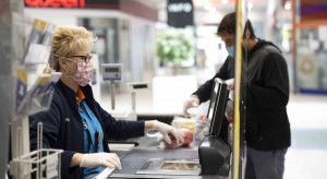 Pracownicy Tesco będą mogli skorzystać także ze specjalnej podwójnej zniżki pracowniczej na zakupy w sklepach sieci (Fot. mat. pras.) Kolejna sieć nagradza pracowników. Dodatkowe premie otrzymają w grudniu