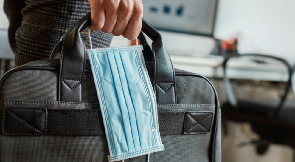 Wysoki poziom zachorowań na COVID-19 budzi obawy biznesu (Fot. Shutterstock) Obawy biznesu nasilają się. Co piąta firma planuje cięcia wynagrodzeń