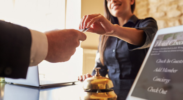 Od początku roku do końca października br. zlikwidowano w hotelach 38 proc. miejsc pracy (fot. shutterstock) Ponad 1/3 pracowników hotelarstwa straciła pracę. Zwolnień będzie więcej
