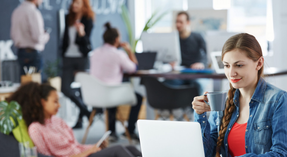 Aż 8 na 10 studentów i studentek ma za sobą pierwsze doświadczenia związane z pracą, stażem albo praktyką. (Fot. Shutterstock) Czy warto pracować podczas studiów? Adam Łącki, Krzysztof Krystowski są o tym przekonani