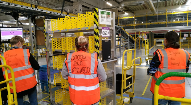W Polsce we wszystkich oddziałach Amazona pracuje blisko 18 tys. osób. (fot. Facebook/OZZ Inicjatywa Pracownicza Amazon) "Niech Amazon Zapłaci". W Czarny Piątek związki rozpoczynają ogólnoświatową kampanię
