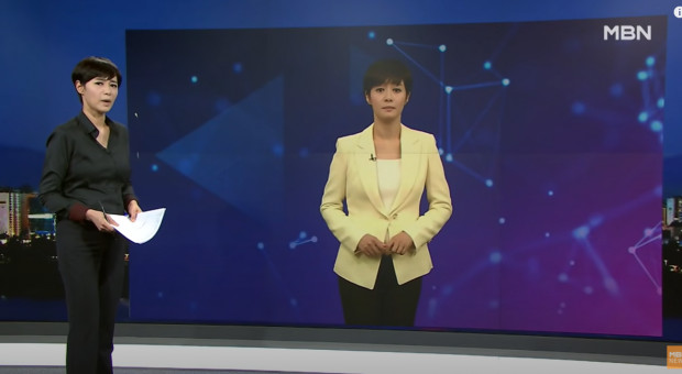 Prawdziwa prezenterka poprowadziła wydanie programu wraz ze swoją cyfrową kopią (fot. print screen Youtube/ MBN) Sztuczna inteligencja zamiast telewizyjnej prezenterki. Co na to widzowie?