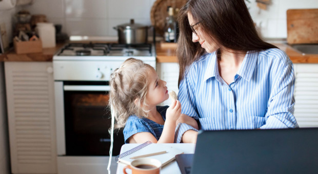 W projekcie rozporządzenia zaproponowano przyznanie prawa do dodatkowego zasiłku opiekuńczego na okres 25 dni (Fot. Shutterstock) Co z zasiłkiem opiekuńczym na dzieci? Rząd przedstawił projekt rozporządzenia