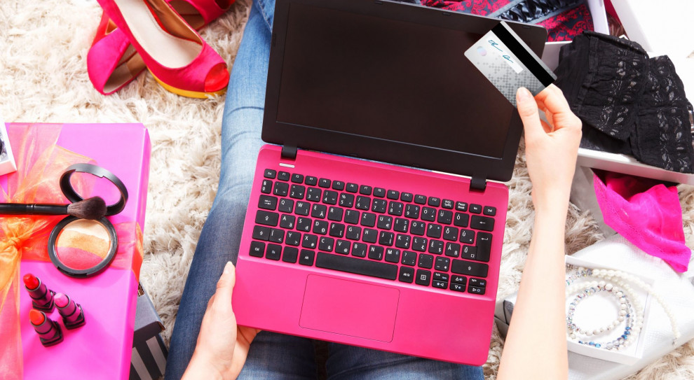 Rok 2020 będzie pierwszym, w którym więcej osób wybierze zakup internetowy niż wyjście do sklepu (fot. shutterstock) Black Friday przenosi się do internetu