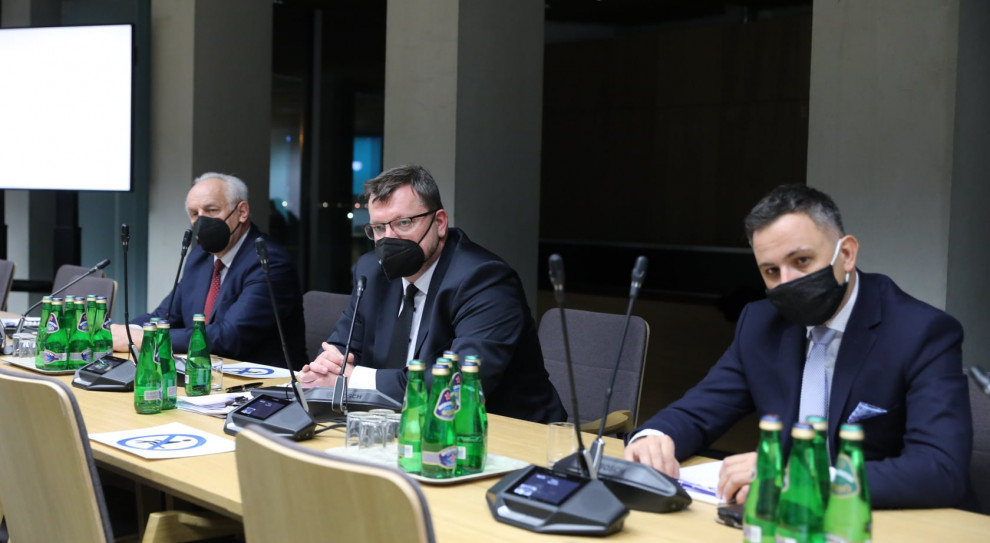 Jarosław Leśniewski, dyrektor departamentu legalności zatrudnienia w PIP (w środku) (fot. Facebook/Sejm) W Sejmie o nielegalnym zatrudnieniu cudzoziemców. Posłowie poznali liczby