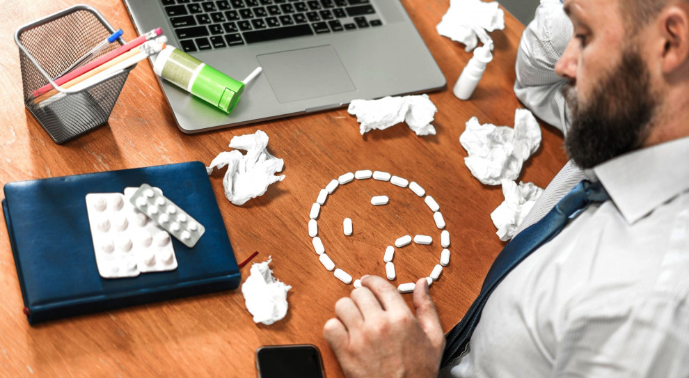 Wybuch pandemii i związany z nim lockdown odbił się na ich psychice (fot. shutterstock) Koronawirus uderza w psychikę. Pracownicy na L4