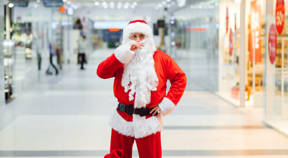 Od lat Mikołaj jest niekwestionowanym liderem listy zarobków w zawodach świątecznych. (Fot. shutterstock) Mikołaj w maseczce, do którego nie można się zbliżyć. Reżim sanitarny wykończy świąteczne zawody?