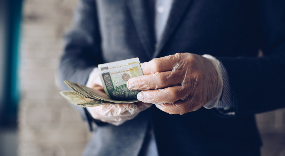Polski Fundusz Rozwoju wezwał 108 kantorów do oddania subwencji z tarczy finansowej PFR(fot. shutterstock) Firmy wyłudzają pieniądze z tarczy finansowej